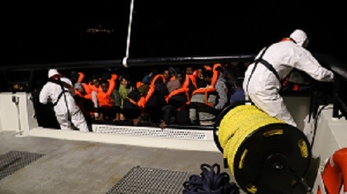 ÇANAKKALE’NİN AYVACIK İLÇESİ AÇIKLARINDA SAHİL GÜVENLİK KOMUTANLIĞI EKİPLERİ, HAREKET HALİNDEKİ