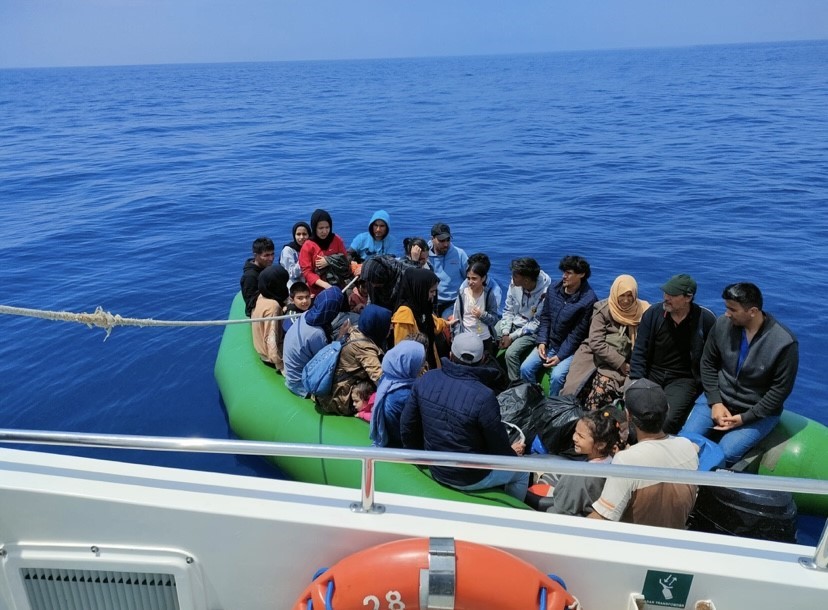ÇANAKKALE’NİN AYVACIK İLÇESİ AÇTIKLARINDA LASTİK BOTLARI MOTOR ARIZASI NEDENİYLE SÜRÜKLENEN