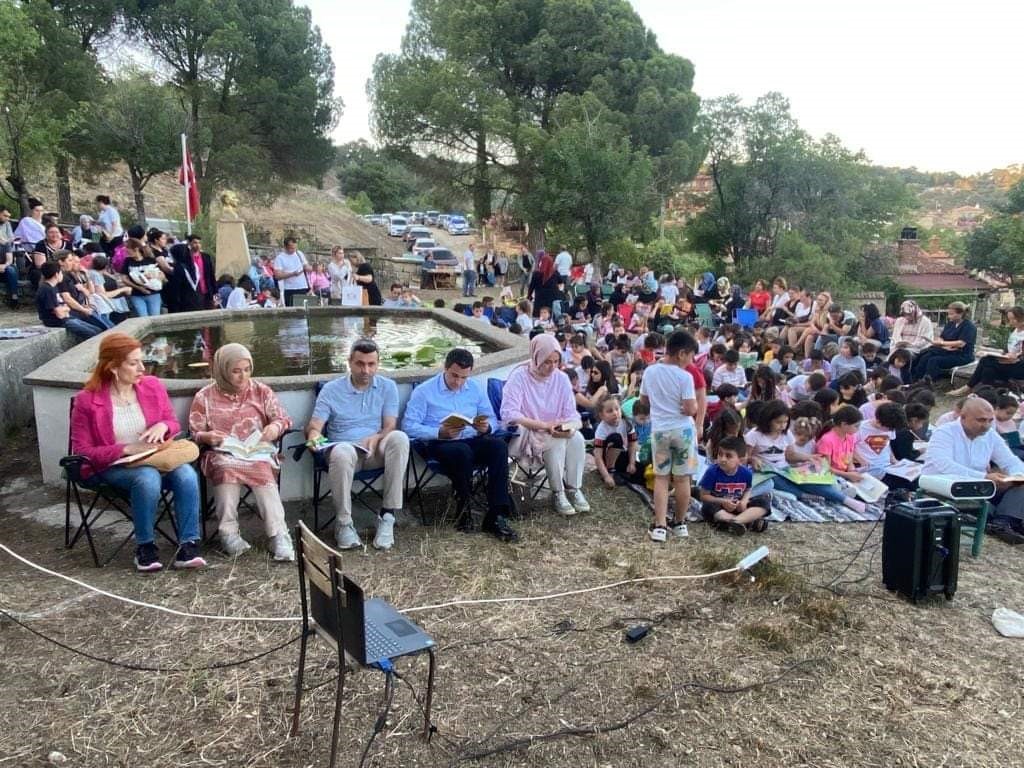 ÇANAKKALE’NİN AYVACIK İLÇESİNDE DÜZENLENEN PROGRAMDA KİTAP OKUMA ETKİNLİĞİ DÜZENLENDİ. ETKİNLİKTE