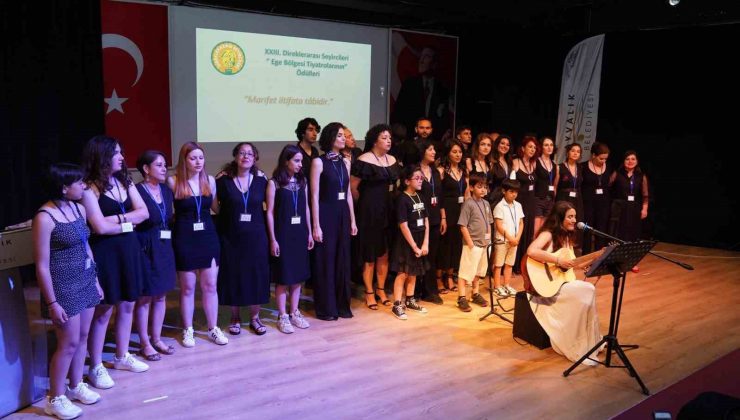 Ayvalık Belediye Tiyatrosu’na iki ödül daha geldi.