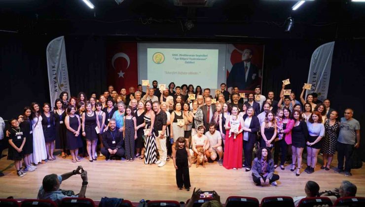 Ayvalık Belediye Tiyatrosu’na iki ödül daha geldi