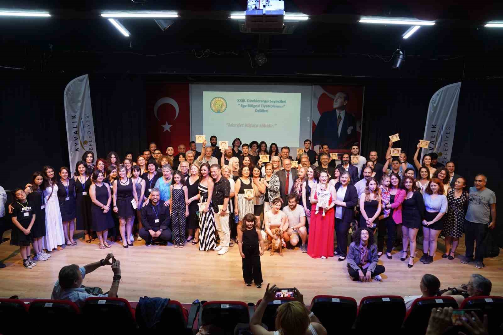 AYVALIK BELEDİYE TİYATROSU’NA İKİ ÖDÜL DAHA GELDİ
