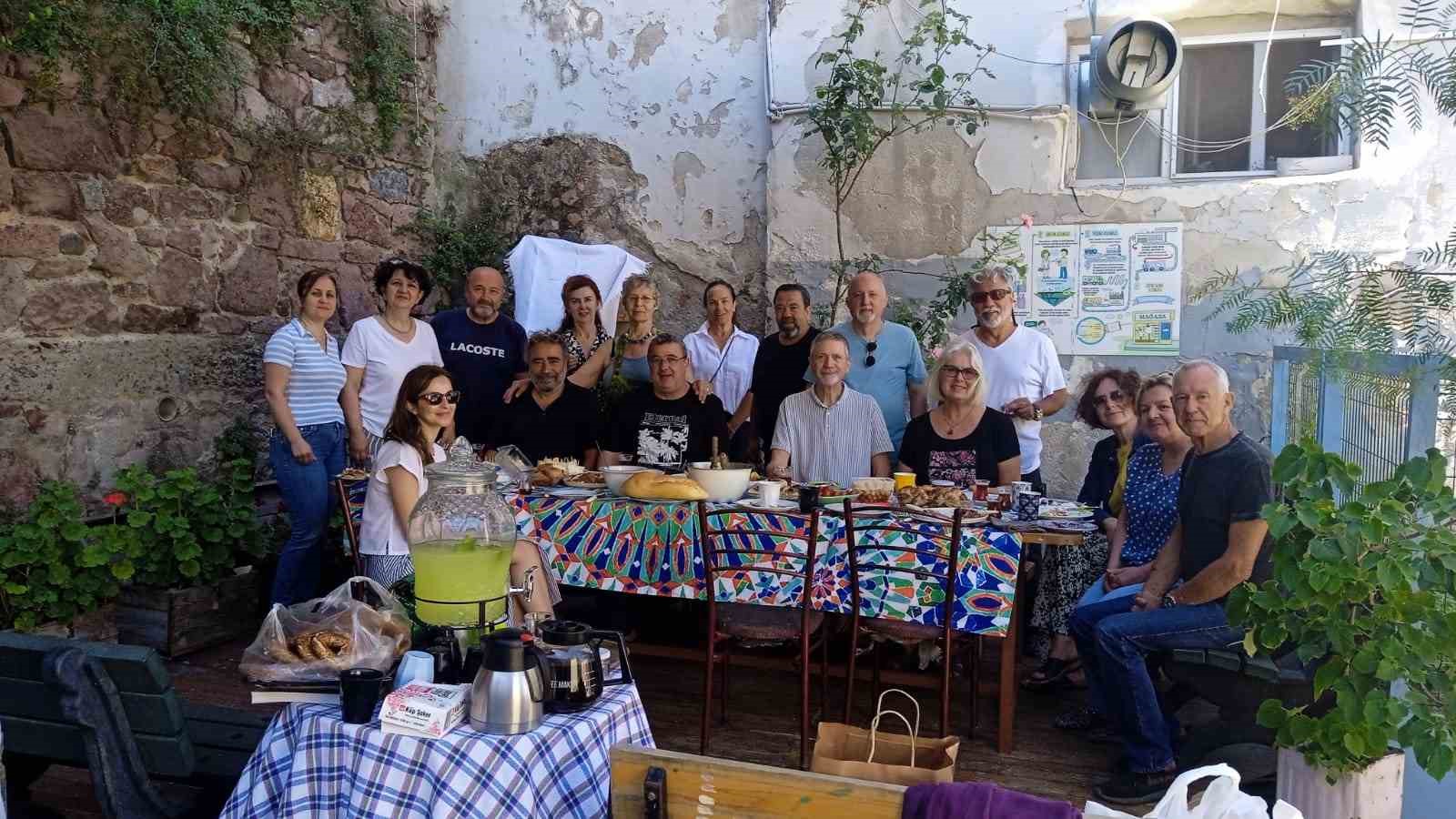 AYVALIK’IN SAKARYA MAHALLESİ BAHÇESİNDE GELENEKSEL KAHVALTI