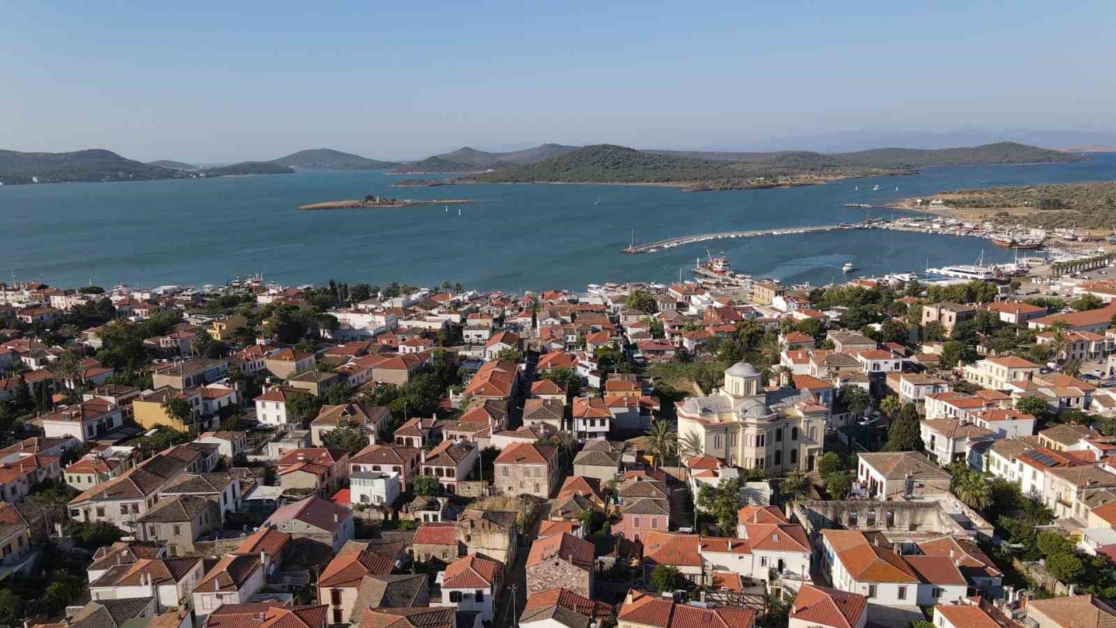 JANDARMA VE POLİS EKİPLERİ, AYVALIK'TA GÜNÜBİRLİK KİRAYA VERİLEN EVLERE RUHSAT