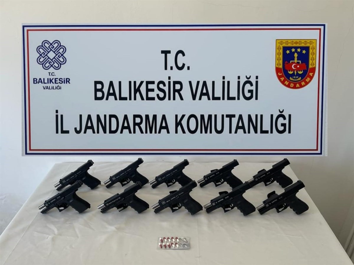 OPERASYONDA 10 TABANCA VE 8 ADET SENTETİK UYUŞTURUCU HAP ELE