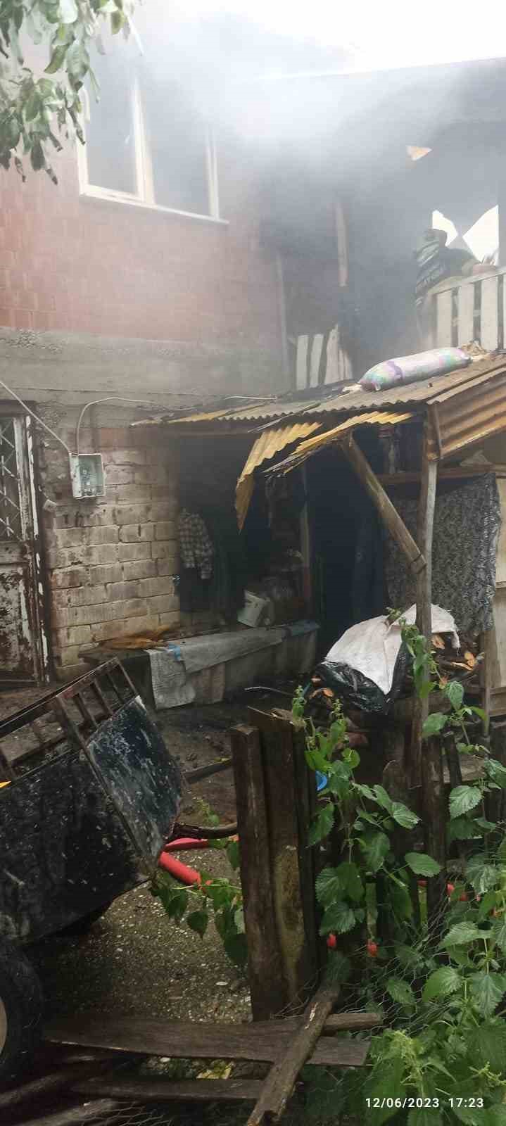 TOKAT’IN NİKSAR İLÇESİNE BAĞLI GÜLBAYIR KÖYÜ’NDE 2 KATLI EVDE YANGIN