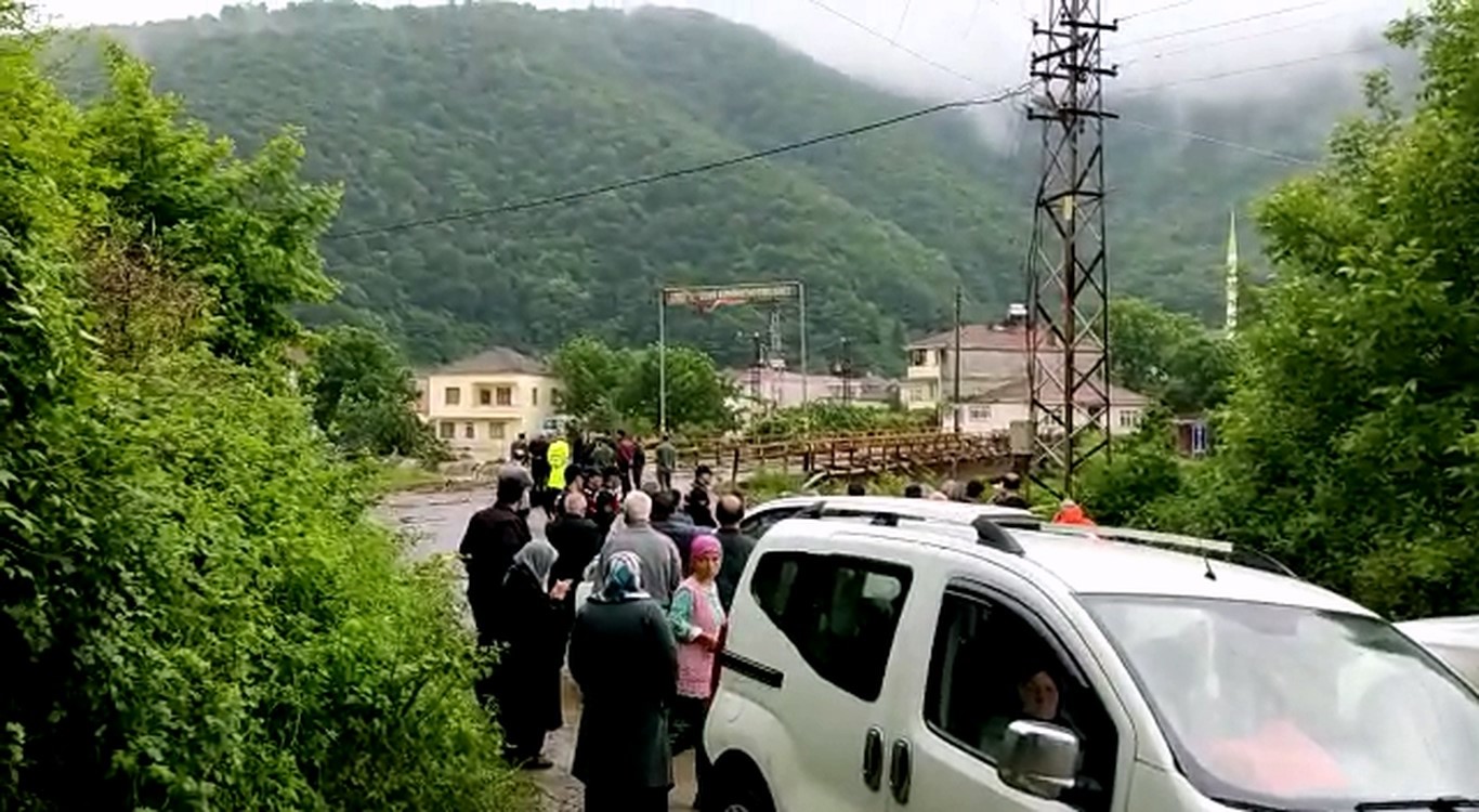 SAMSUN'UN BAFRA İLÇESİNDE SEL DOLAYISIYLA KAPANAN 3 MAHALLEDE ULAŞIMI SAĞLAYAN