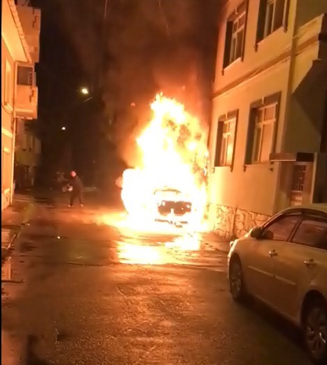 SAMSUN’UN BAFRA İLÇESİNDE MASKELİ ŞAHSIN KUNDAKLADIĞI ARAÇ ALEVLERE TESLİM OLDU.