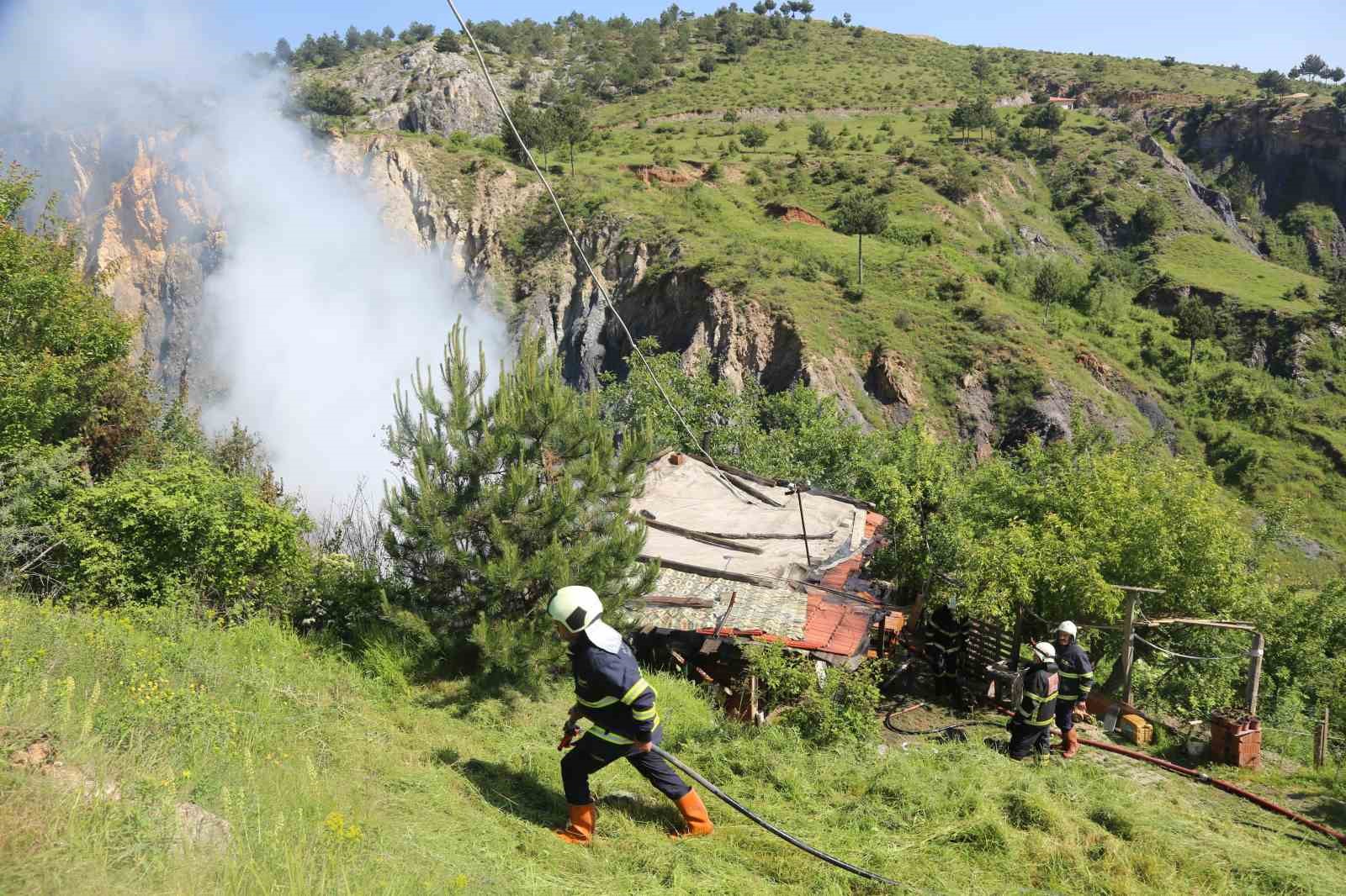 KASTAMONU’DA BAĞ EVİNDE ÇIKAN YANGIN, EKİPLERİN HIZLI MÜDAHALESİ İLE BÜYÜMEDEN