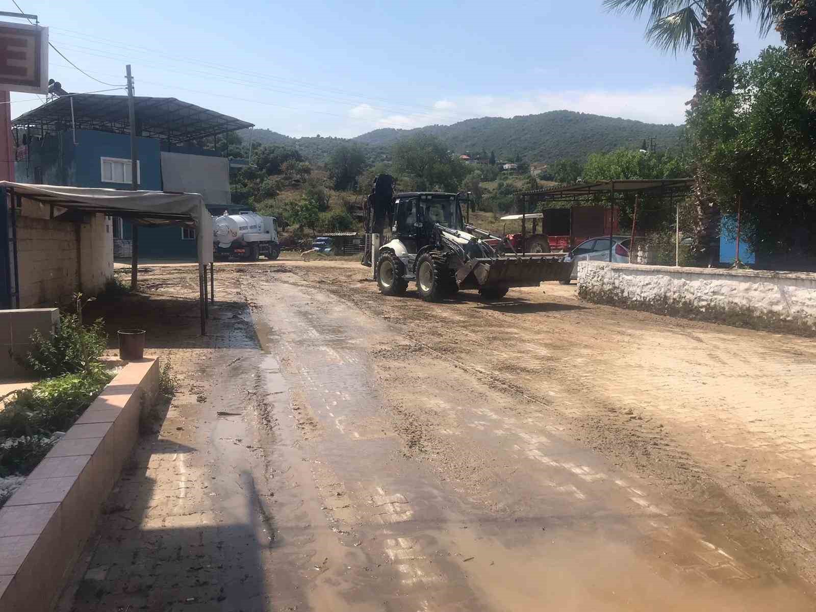 YOLLARDA BİRİKEN ÇAMUR TEMİZLENDİ