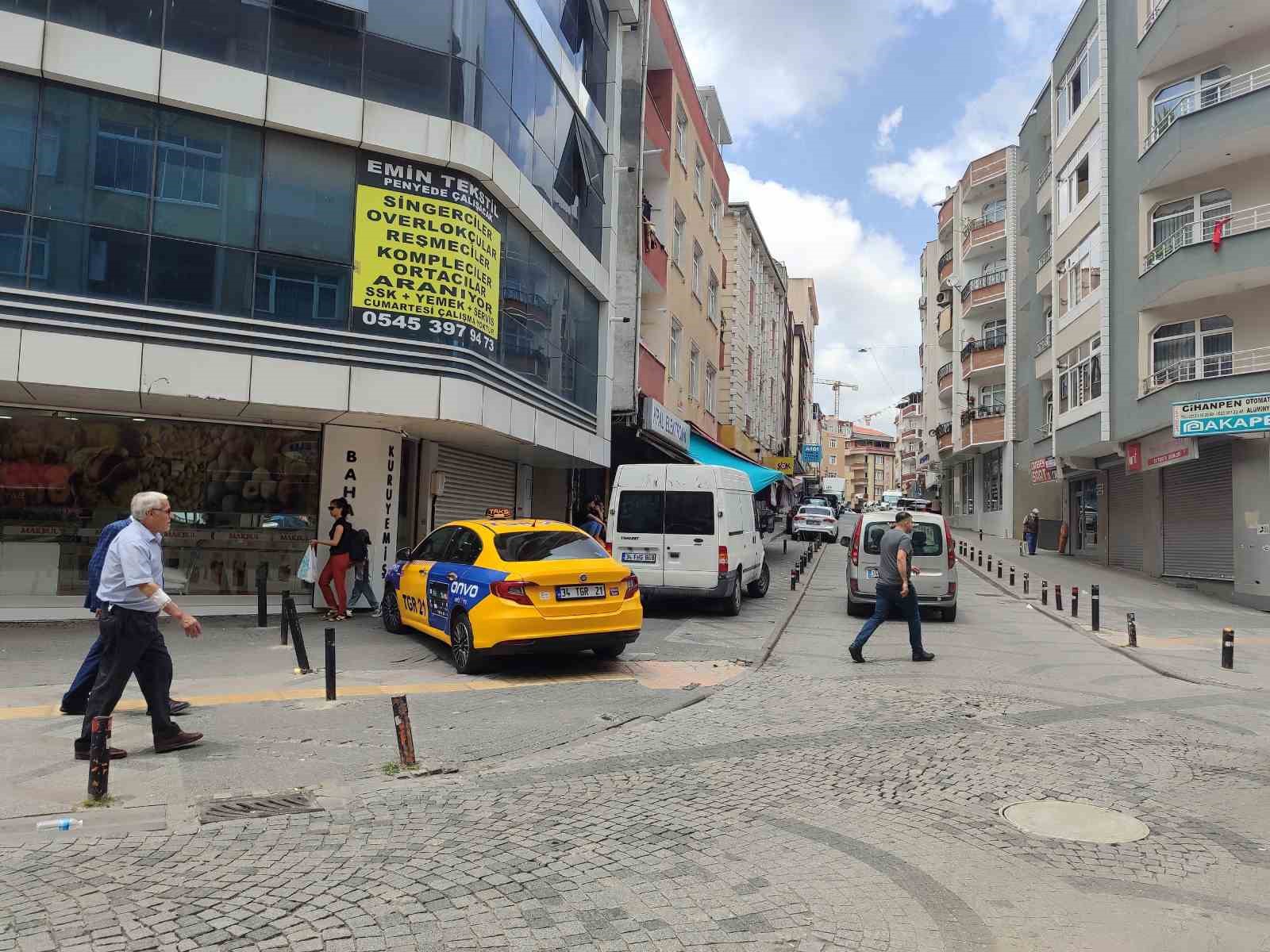 Bağcılar’da kapısı açık minibüsten düşen 3 kadın yaralandı OLAY, BAĞCILAR FATİH MAHALLESİ’NDE MEYDANA GELDİ.