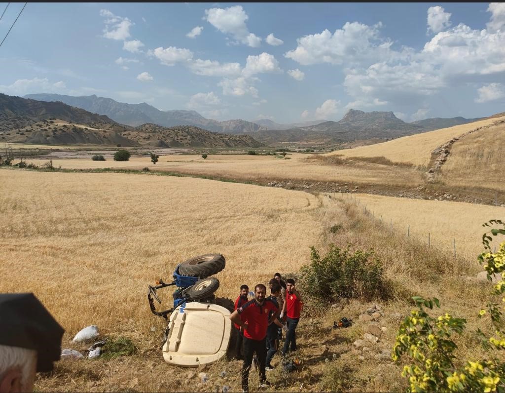 ŞIRNAK’TA BAHÇEDEN DÖNEN HALİL-SABİHA ACET ÇİFTİ, DEVRİLEN TRAKTÖRÜN ALTINDA KALDI.