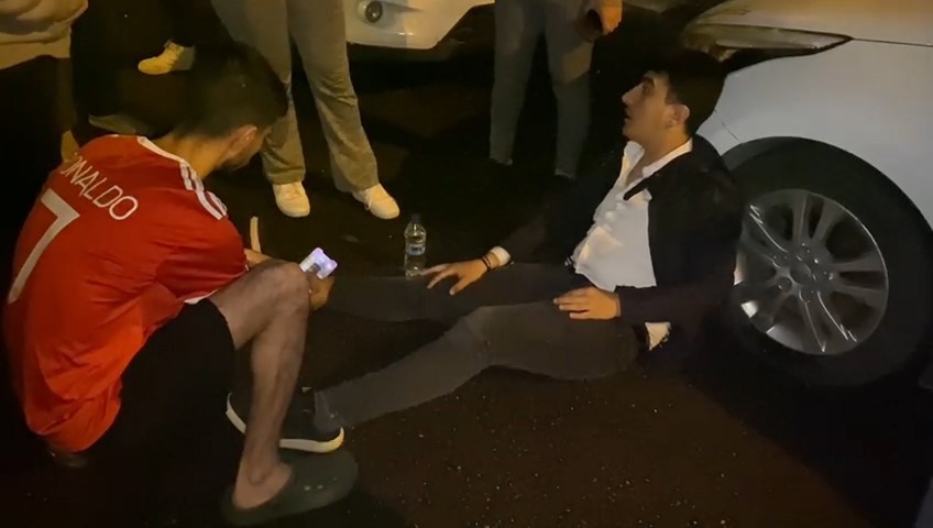 BOLU'DA KONTROLDEN ÇIKAN OTOMOBİL BİR APARTMANIN BAHÇESİNE UÇTU. KALDIRIMDA YÜRÜYEN