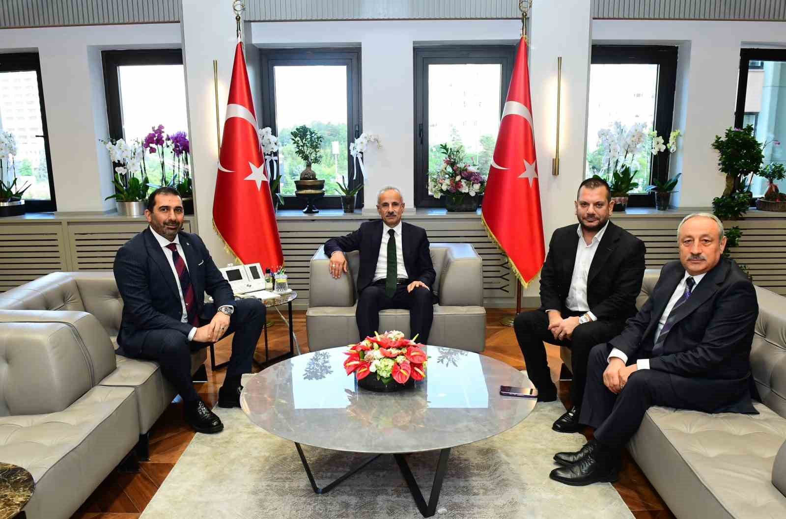ULAŞTIRMA VE ALTYAPI BAKANI ABDULKADİR URALOĞLU, TRABZONSPOR HEYETİNİN KABUL ETTİ