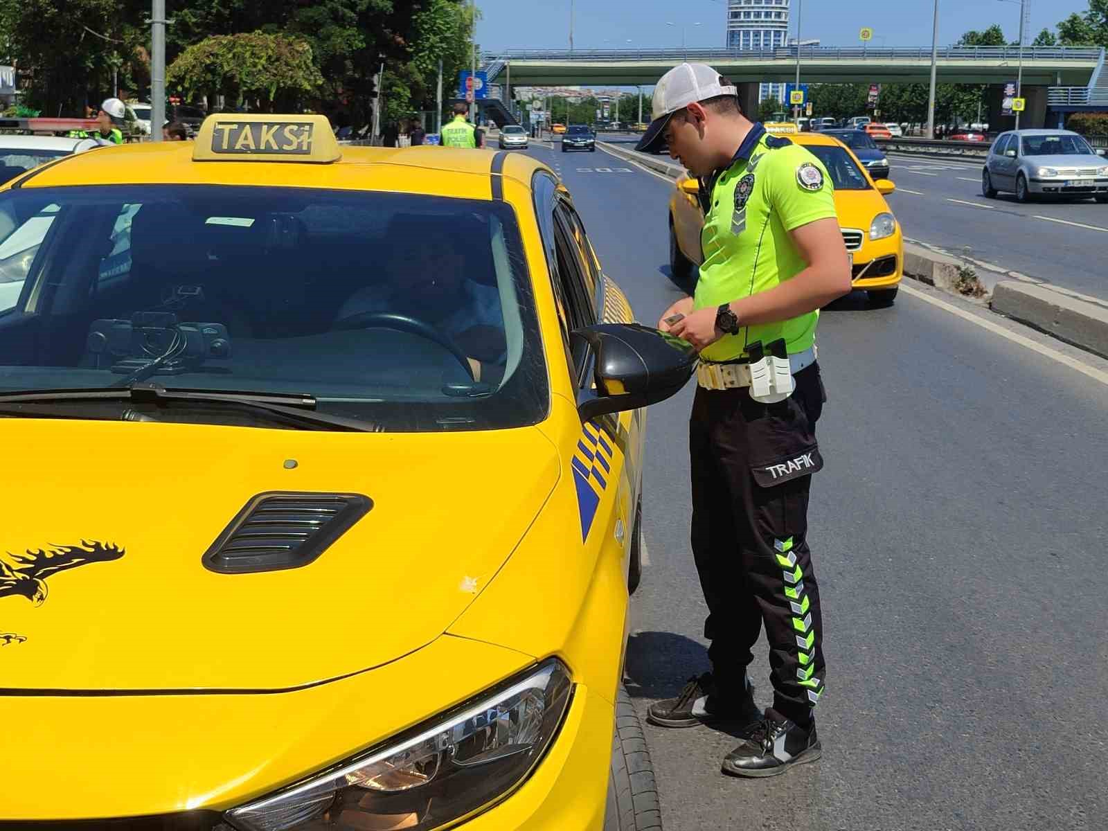 BAKIRKÖY'DE BAYRAM TEDBİRLERİ KAPSAMINDA DRON İLE TRAFİK DENETİMİ YAPILDI.