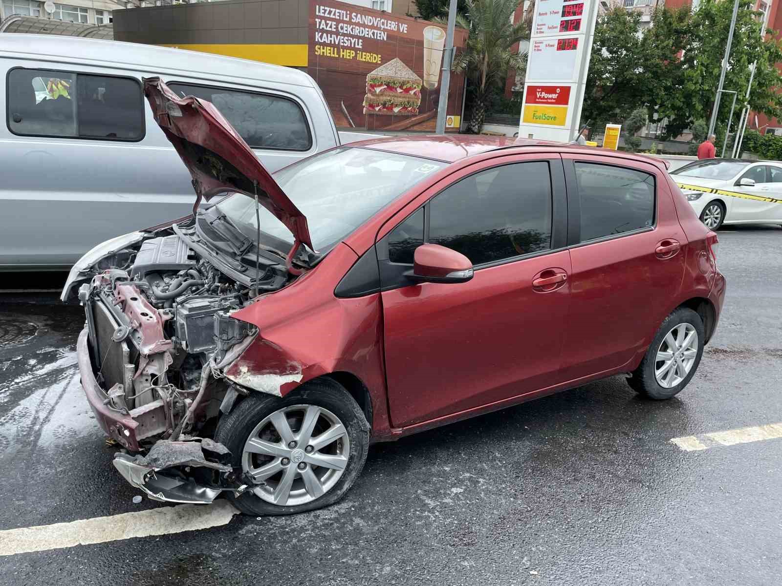 BAKIRKÖY YEŞİLKÖY İSTİKAMETİNDE KONTROLÜNÜ KAYBEDEN BİR SÜRÜCÜ BARİYERLERE ÇARPTI. KAZADA