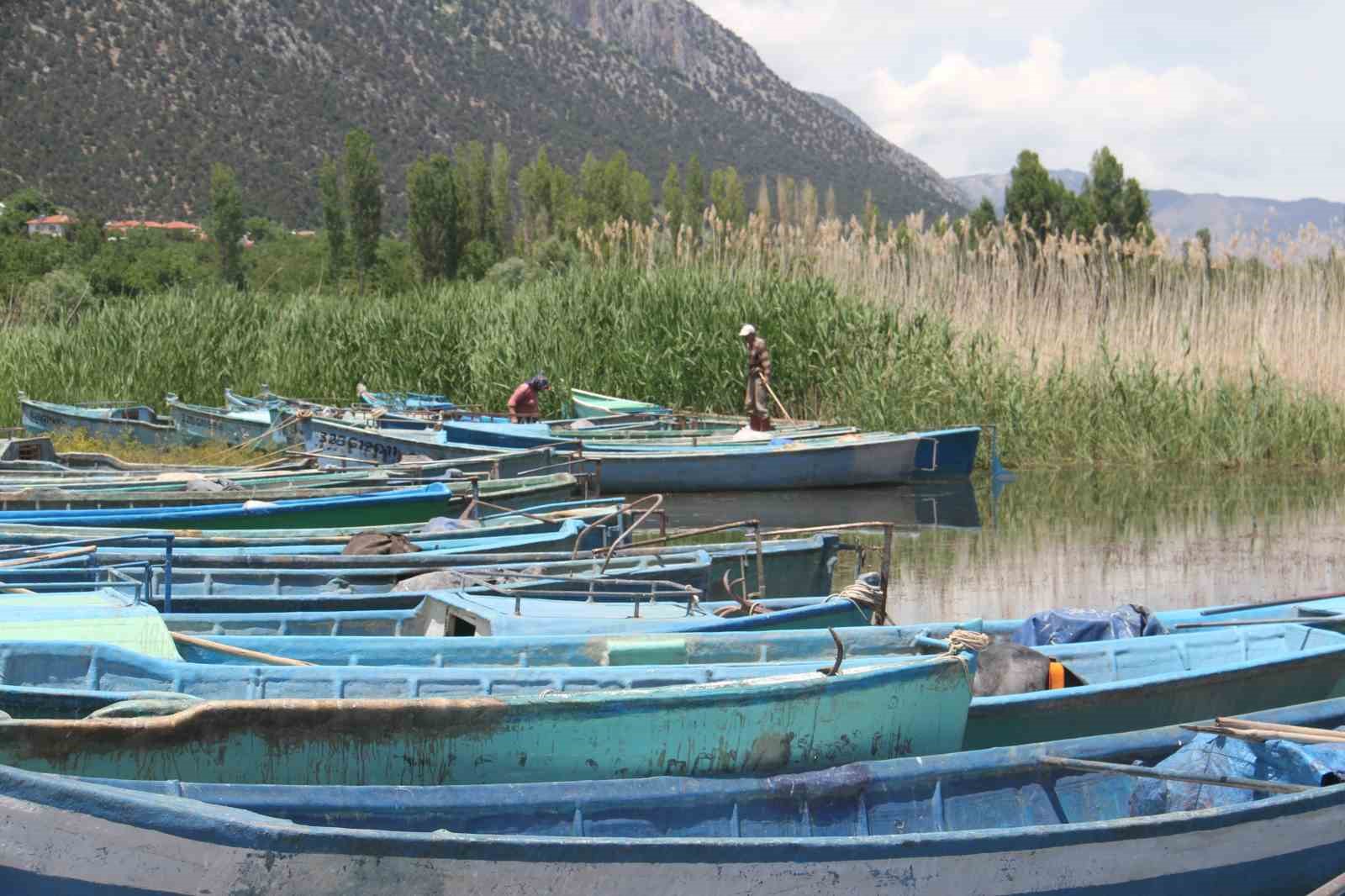 BEYŞEHİR GÖLÜ ÇEVRESİNDE YAŞAYAN BALIKÇILAR, YENİ AV SEZONUNUN AÇILMASIYLA BİRLİKTE