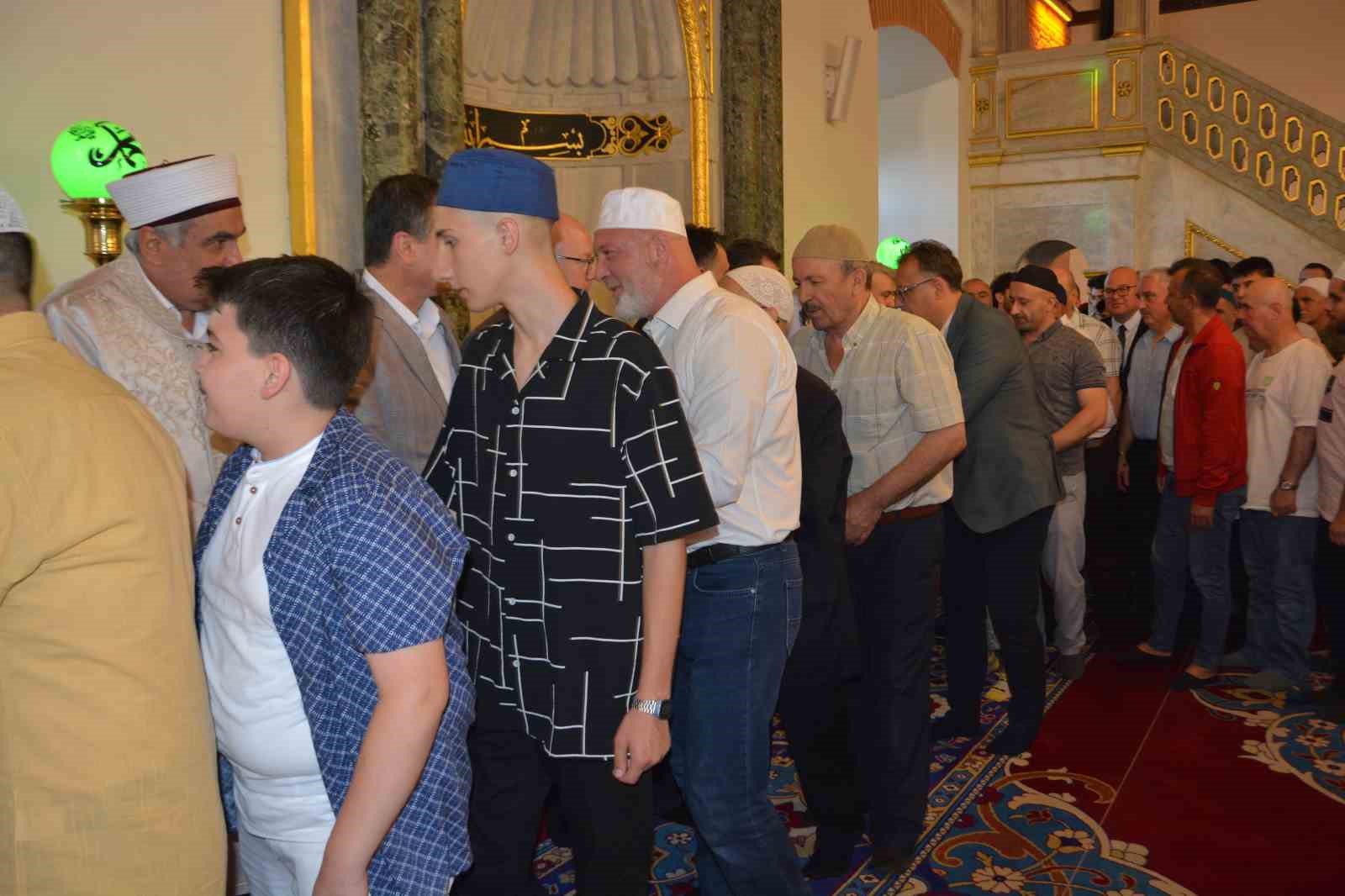 BALIKESİRLİLER, BAYRAM NAMAZI İÇİN TARİHİ ZAĞNOSPAŞA CAMİ'NDE BULUŞTU. NAMAZIN ARDINDAN
