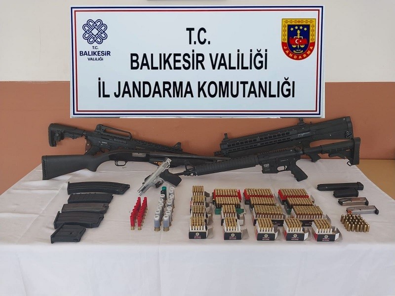 BALIKESİR’İN GÖMEÇ İLÇESİNDE JANDARMA TARAFINDAN YAPILAN OPERASYONDA ÇOK SAYIDA SİLAH