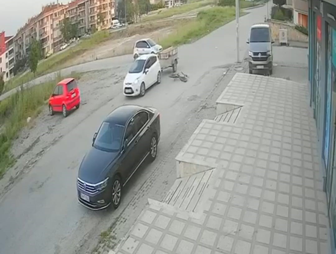 BALIKESİR'DE ÇARPTIĞI ARABANIN RÖMORKUNA DÜŞTÜ