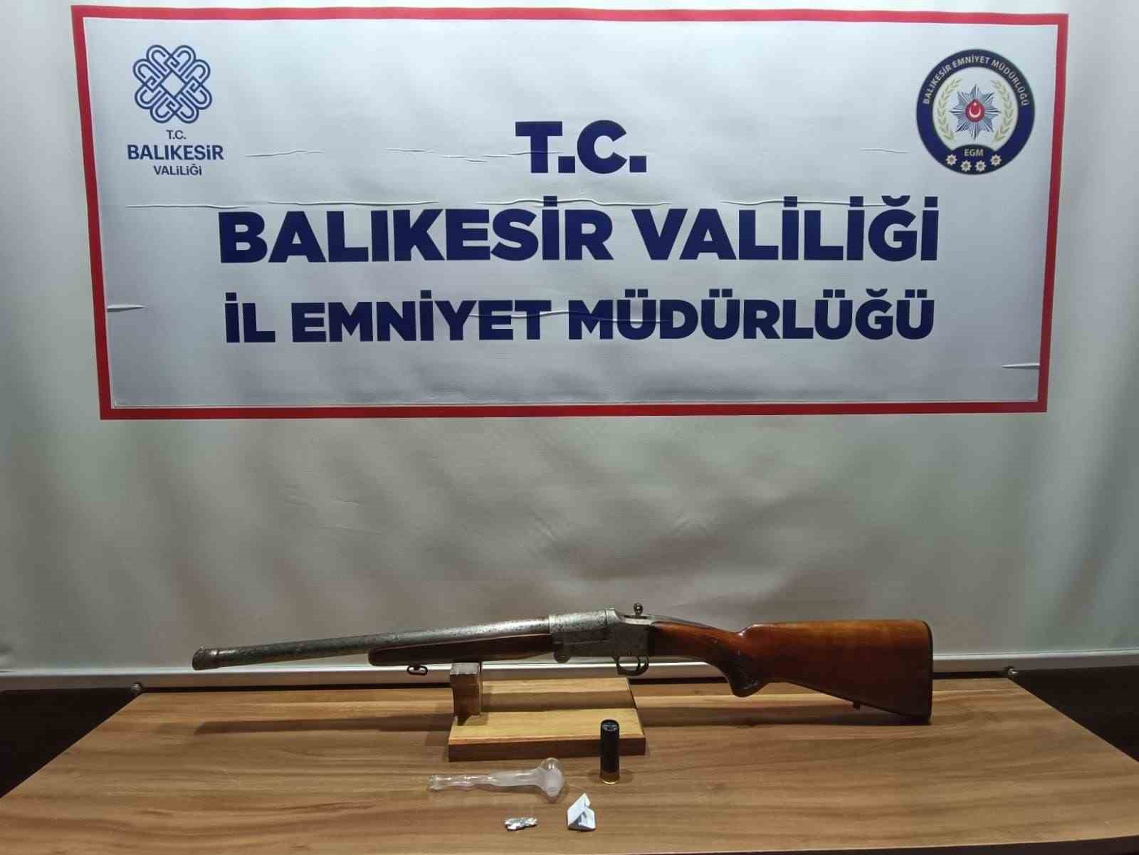 BALIKESİR'DE POLİS 26 ARANAN ŞAHSI YAKALANDI