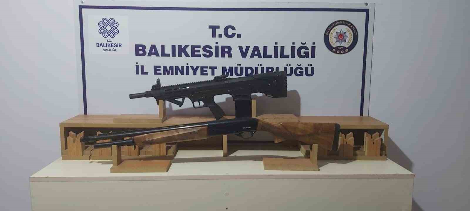 BALIKESİR'İN EDREMİT İLÇESİNDE İKİ GRUP ARASINDA ÇIKAN SÖZLÜ TARTIŞMA SİLAHLI