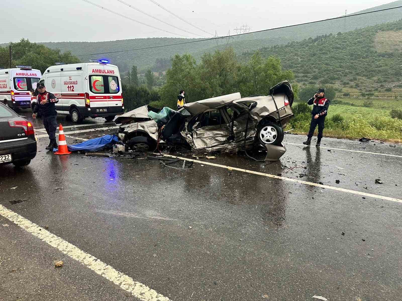 BALIKESİR'İN İVRİNDİ İLÇESİNDE İKİ OTOMOBİLİN ÇARPIŞMASI SONUCU 1 KİŞİ ÖLDÜ,
