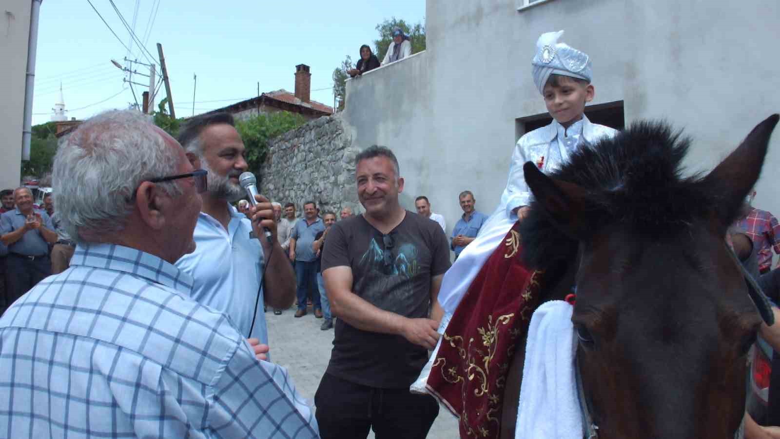 MAHALLEDE SERCAN KARABIYIK’IN OĞLU BERKAY’IN SÜNNET TÖRENİNE KATILAN GENÇLER, İPEK