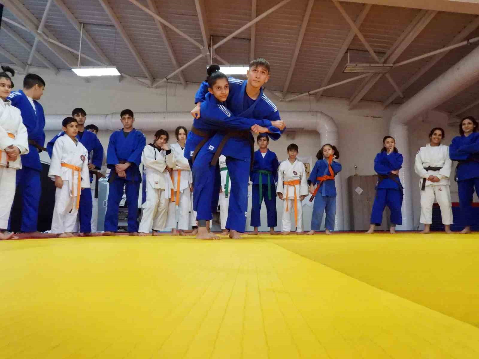 KEPEZ BELEDİYESİ JUDO TAKIMI SPORCUSU ELİF SALA, KUZEY MAKEDONYA’DA YAPILAN