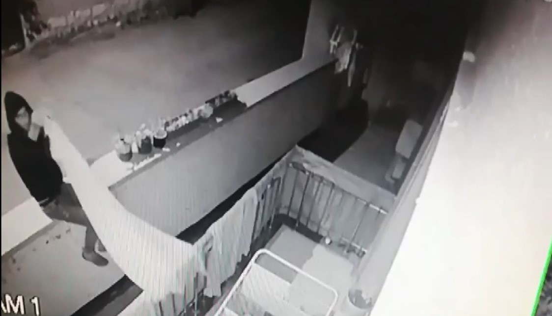 ESKİŞEHİR’DE BİR EVİN BALKONUNDA ASILI ÇAMAŞIRLARI ÇALAN ŞAHISLAR GÜVENLİK KAMERALARINA