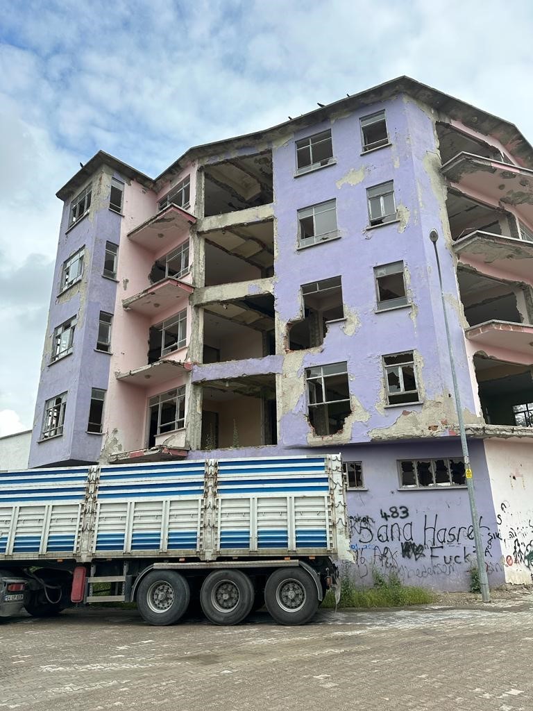 UŞAK’IN BANAZ İLÇESİNDE BULUNAN VE ‘PERİLİ EV’ OLARAK BİLİNEN 45