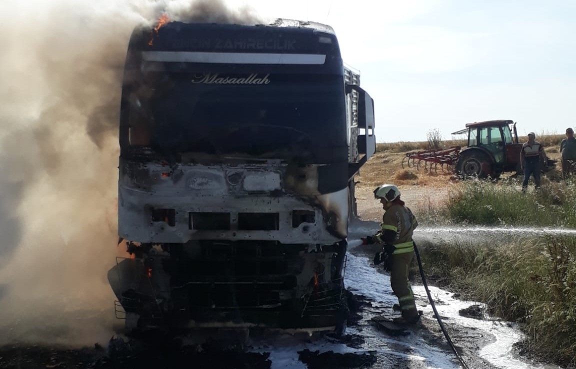 BANDIRMA'DA ARPA YÜKLÜ TIR KOMPLE YANDI