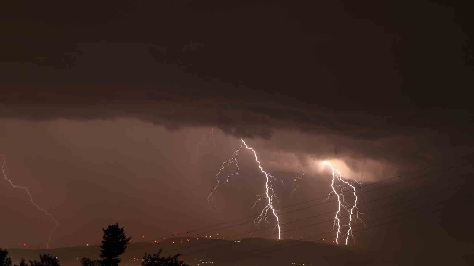 Bandırma’da, Meteoroloji’nin yağış uyarılarının verilmesine rağmen etkisini göstermeyen yağış, civar