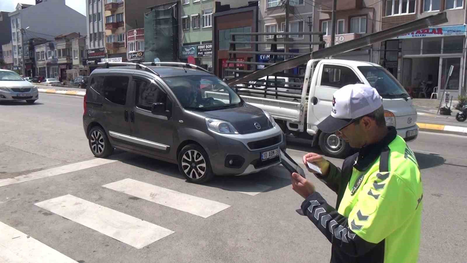 BANDIRMA'DA TRAFİKTE "ÖNCE YAYA" DENETİMLERİ DEVAM EDİYOR