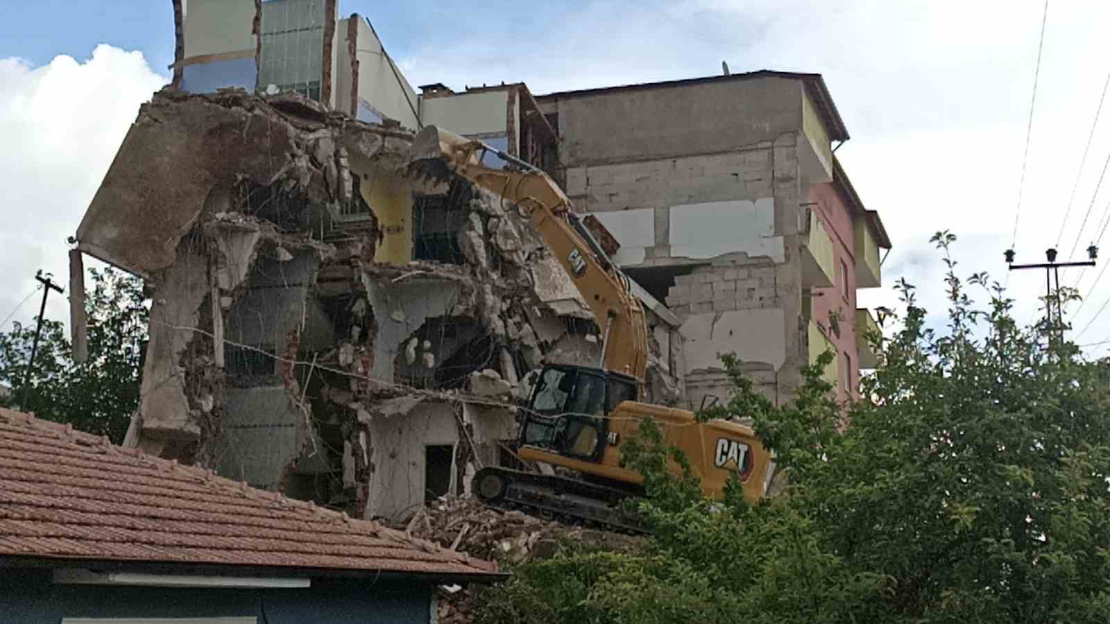 6 ŞUBAT DEPREMLERİNDE SİVAS’IN GÜRÜN İLÇESİNDE AĞIR HASAR ALAN BİNANIN
