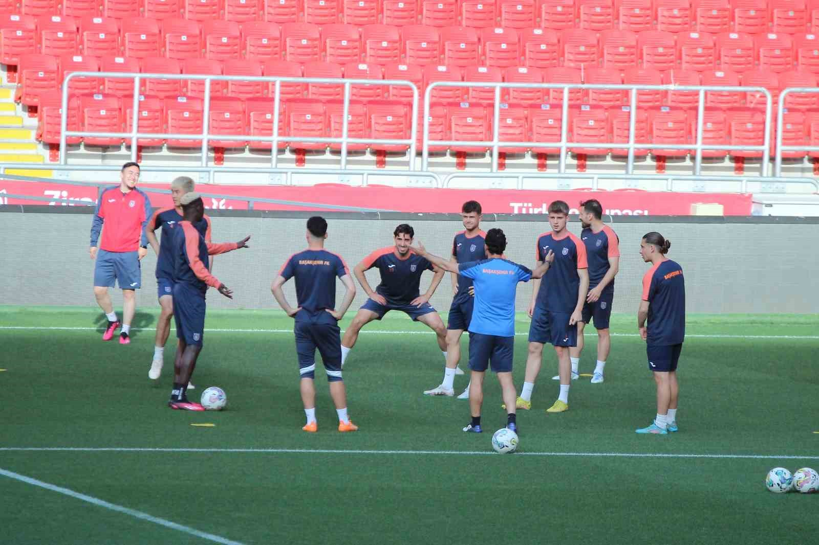 MEDİPOL BAŞAKŞEHİR, FENERBAHÇE İLE YARIN OYNAYACAĞI ZİRAAT TÜRKİYE KUPASI FİNALİ'NİN
