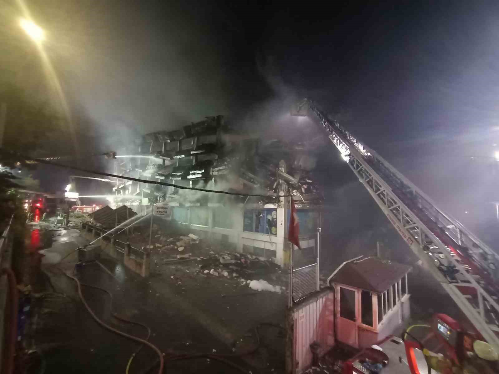 BAŞAKŞEHİR'DE DÜN MEYDANA GELEN 6 KATLI FABRİKA YANGINI 31 SAAT