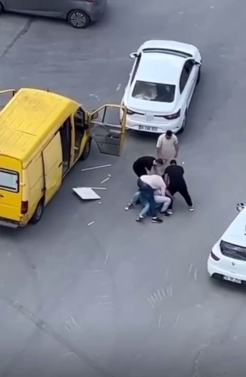 BAŞAKŞEHİR’DE İKİ GRUP TRAFİKTE YOL VERME MESELESİNDE BİRBİRİNE GİRDİ.