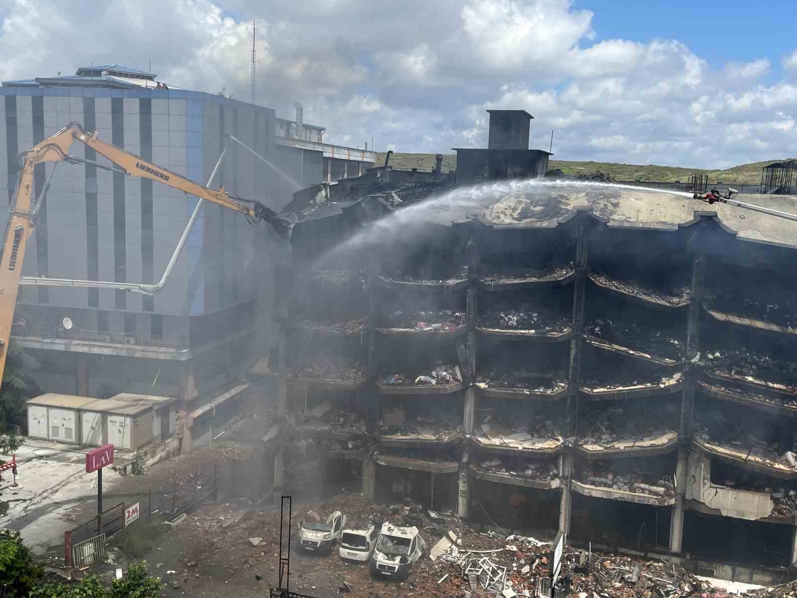 BAŞAKŞEHİR'DE BULUNAN 6 KATLI BİR İŞ HANINDA ÇIKAN YANGINI SOĞUTMA