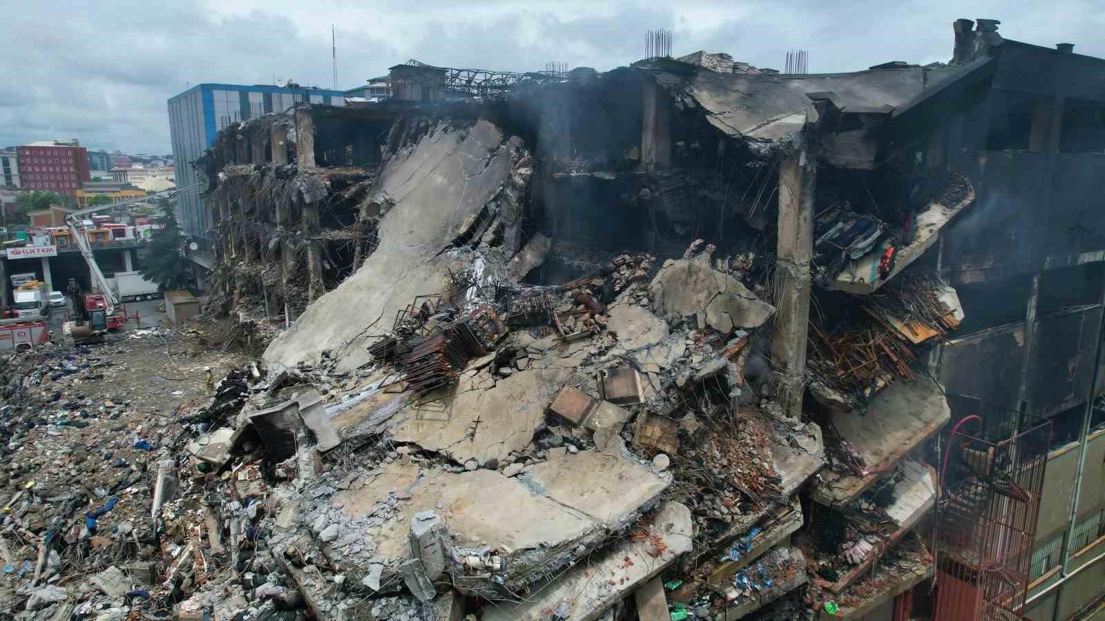 BAŞAKŞEHİR'DE, BULUNAN 6 KATLI BİR İŞ HANINDA ÇIKAN YANGINI SOĞUTMA