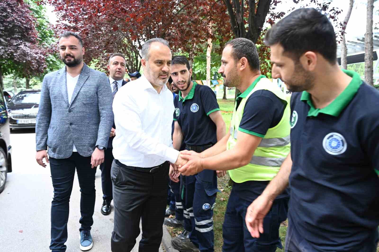 KURBAN BAYRAMI ARİFESİNDE MEZARLIK ZİYARETLERİ YOĞUNLAŞIRKEN, BURSA BÜYÜKŞEHİR BELEDİYE BAŞKANI