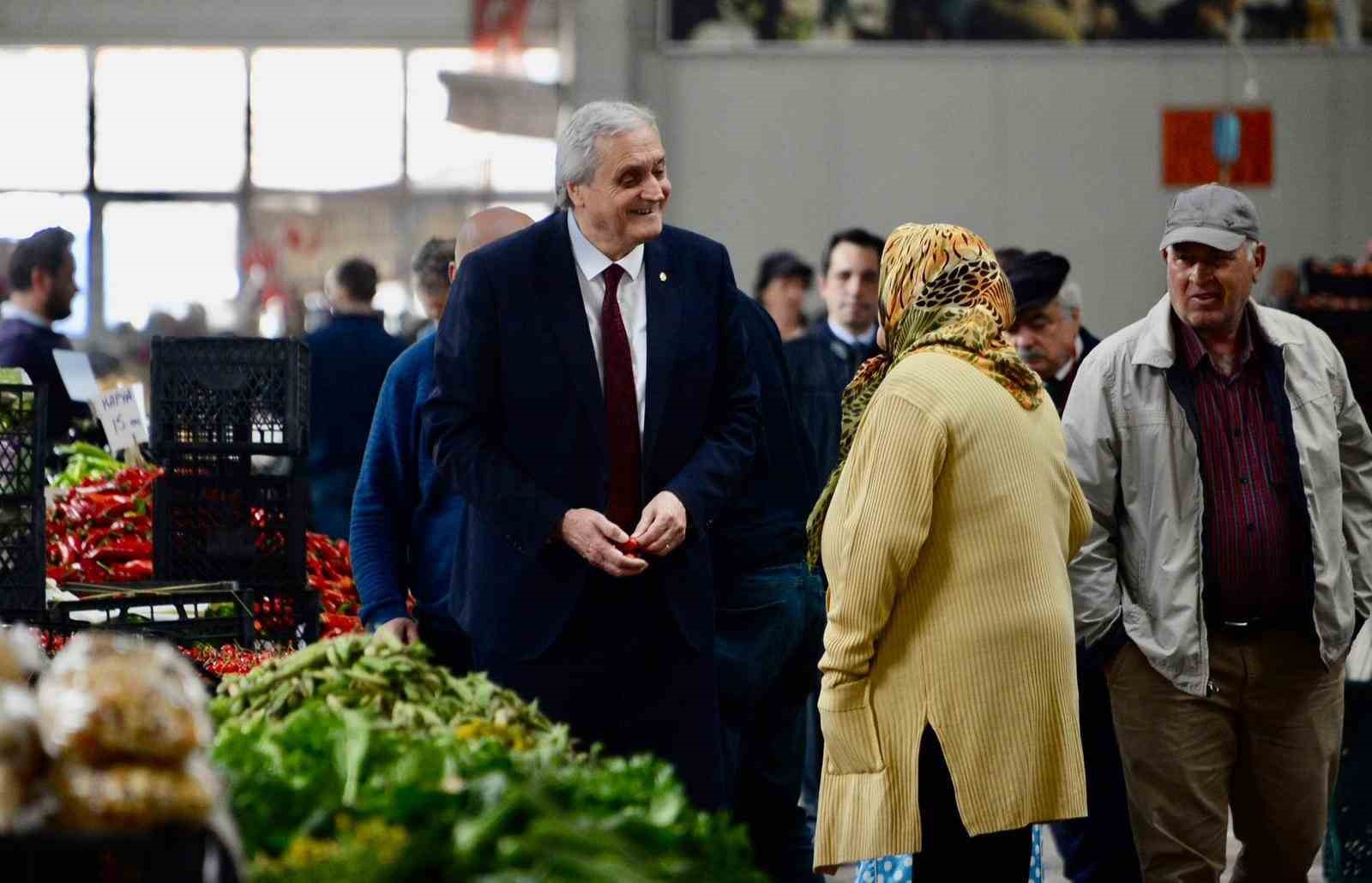 BAŞKAN BAKKALCIOĞLU KAPALI PAZARDA HEMŞEHRİLERİ İLE BİR ARAYA GELDİ