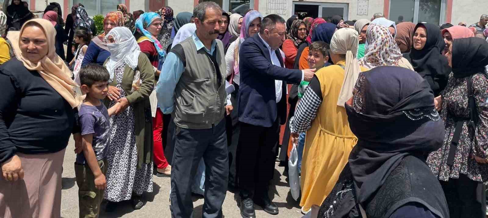 DİYARBAKIR’DA BAĞLAR İLÇESİ BELEDİYE BAŞKANI HÜSEYİN BEYOĞLU, BİNE YAKIN KADININ