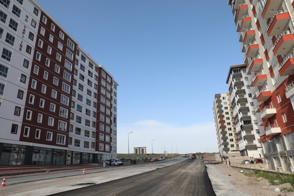 KOCASİNAN BELEDİYESİ’NİN ERKİLET OSMANGAZİ MAHALLESİ’NDE GERÇEKLEŞTİRDİĞİ YOL VE ASFALT ÇALIŞMALARI