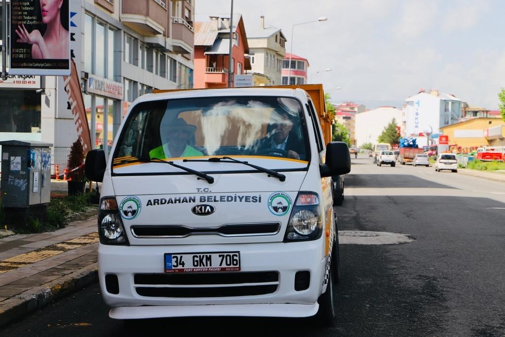 ARDAHAN BELEDİYESİ TARAFINDAN TEMİZLİK ÇALIŞMALARININ DAHA HIZLI YAPILABİLMESİ İÇİN 'ÇÖP