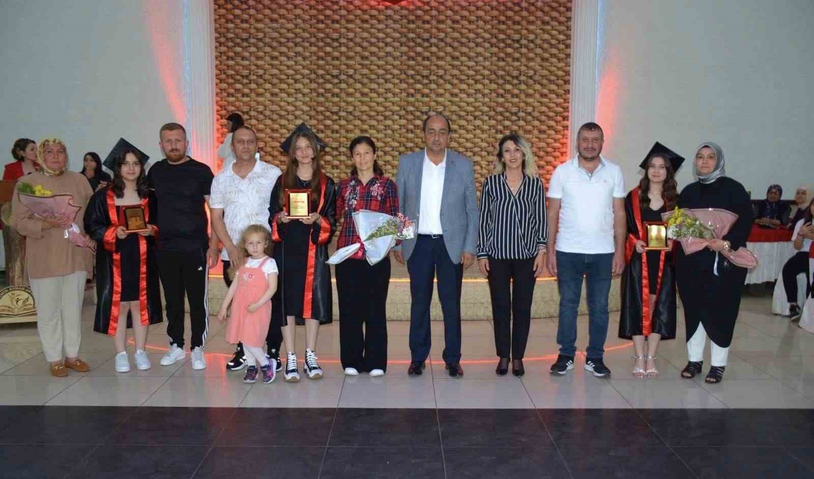 ZONGULDAK'IN GÜLÜÇ BELDESİNDE GERÇEKLEŞTİRİLEN MEZUNİYET TÖRENİNDE ÖĞRENCİLER MEZUN OLMANIN HEYECANINI