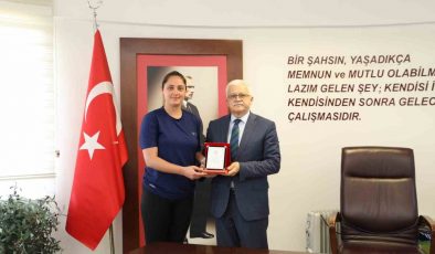 Başkan Deveciler’e onursal başkanlık plaketi