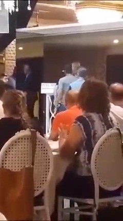 ADANA BÜYÜKŞEHİR BELEDİYE BAŞKANI ZEYDAN KARALAR, BİR PARTİLİYİ KÜRSÜYE ÇIKARIP