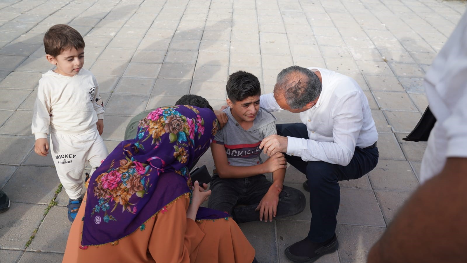 ADIYAMAN BELEDİYE BAŞKANI DOKTOR SÜLEYMAN KILINÇ, KAZADA YARALANAN ÇOCUĞA İLK