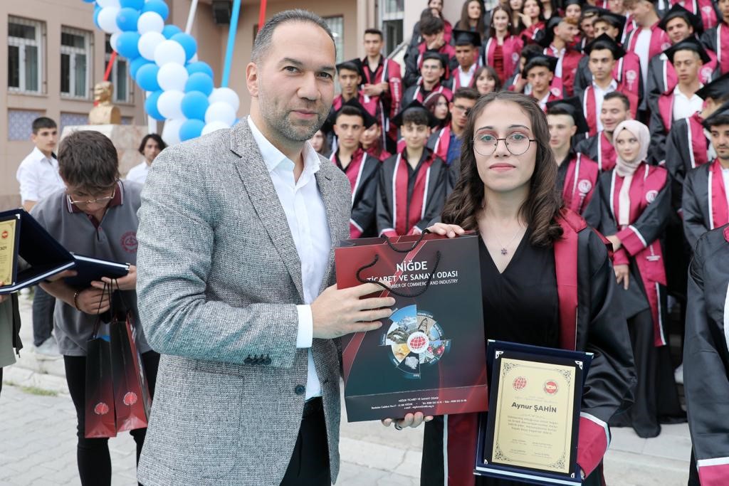 BİR AYAĞI HER ZAMAN VATANDAŞLARIN YANINDA OLAN BAŞKAN ÖZDEMİR'İN MESAİSİ